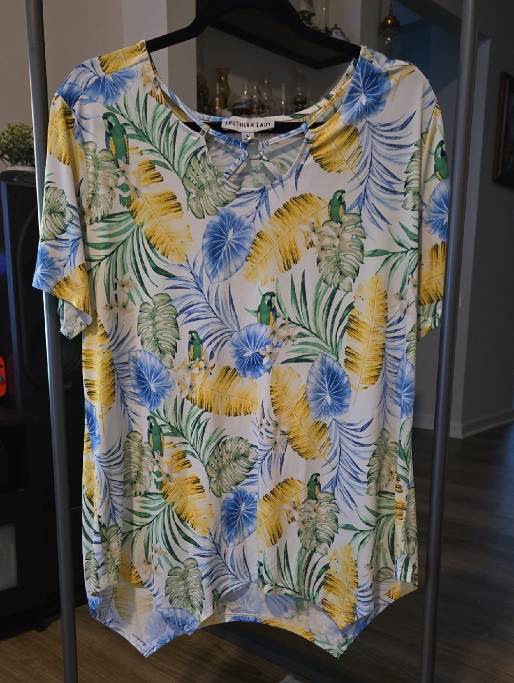 Southern Lady White Tropical Parrot & Leaf Print Short Sleeve Top
